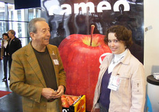 Fedro Minzoni en talenwonder Fiona Davidson in de stand van boomkwekerij Valois