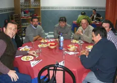 Een groep Spaanse telers sloot ook aan tijdens de lunch.