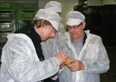 Pieter van Dijk en Jos Boeters verbazen zich over de beschimmelde tomaat in het pakstation
