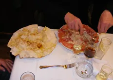 We nemen de eetgewoonten van de Spanjaarden graag over. Deze twee borden vormen samen 1 voorgerecht. Eet smakelijk!