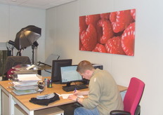 Het roze kantoor. Achterin worden de foto's gemaakt voor de webwinkel.