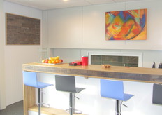 De bar is handgemaakt met 'oude' veilingkistjes erin verwerkt.