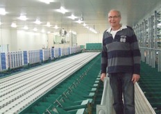 Wim Dingemans bij de machine van Greefa, die maar liefst 40 uitgangen telt