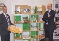 Marcel Michiels en Ronny Koolhout tonen de biologische verpakkingslijn Conpax Green