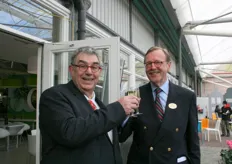 Pieter Smits en de voorzitter van Raad van Bestuur van Keukenhof Holland brengen een toast uit
