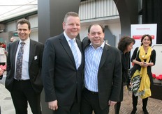 Richard Wilms, van Aceera kijkt hoe de zoon van Pieter Smit vrolijk poseert