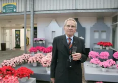 Dhr. Jos Boots, Secretaris van de TuinBouw Businessclub Zuid-Nederland, wil graag bij de bloeiende azalea's poseren