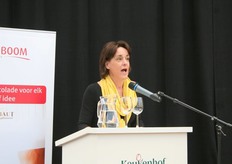 Annemarie Gerards, hoofd PR van Keukenhof Holland, heet iedereen van harte welkom op deze bijzondere locatie waar kleuren en geuren ieders zintuigen strelen