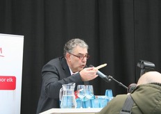 "Hoe weet je dat de asperges vers zijn? Je moet ze horen zingen, als je ze langs elkaar wrijft.." Pieter Smit toont de top-kwaliteit"