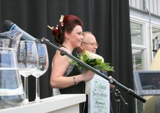 Tja, daar is ze dan...de aspergekoningin 2010,de asperges dienen zelfs als haarversiering