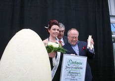 Zij maakt de nieuwe ambassadeur bekend: Joop Braakhekke!