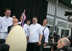 Onder toezicht van de chef-koks mag het enorme ei van witte chocola opgestoken worden met een reuzen-aspergesteekmes