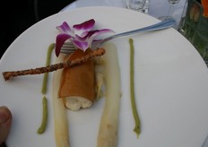 "Daar is dan het eerste gerechtje, bereid door Hostellerie "de Hamert". Met een eetbare orchidee van Koppert Cress"