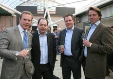 "Afgevaardigde van "Huis ter Duin" in Noordwijk,(links)en verschillende mensen van bekende wijnhuizen laten zich de Vin d' Alsace goed smaken"