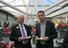 De vice-voorzitter Jan Pennings, met Gerard van Loon(rechts),productmanager (paarse!)asperges bij the Greenery