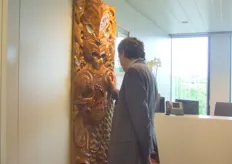Alle aanwezigen wordt gevraagd de Maori beelden te begroeten door ze aan te raken.