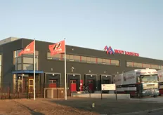 De hoofdingang van Driscoll's of Europe en Mooy Logistics. Hier zullen binnenkort ook vlaggen van de zachtfruitspecialist worden geplaatst.