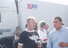 Simon Post (links) van het gelijknamige transportbedrijf samen met één van zijn chauffeurs.