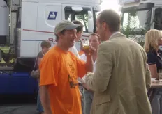 Ricardo van Starrenburg van TeWeTrans (links) in gesprek met John Voogd.