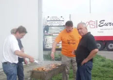 Frans Pakvis van Pakvis Transport (oranje t-shirt) staat bij de barbecue.