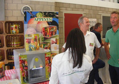 Jos van Appeven laat de bezoekers proeven