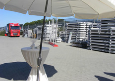 Overzicht bedrijfsterrein met betonnen palen