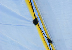 Sluiting met plastic plaketten