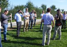 Medewerker Maurice, op de rug gezien, geeft uitleg