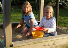 Vriendinnetje Karin met dochter Annemiek in de zandbak