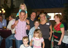 Ook Han Fleuren (links) met zijn vrouw en kinderen kwamen Adrie en Nicky (midden) feliciteren