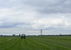John Deere testbaan met de skyline van Rotterdam op de achtergrond