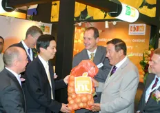 Jack Stroeken van Het GroentenFruitBureau overhandigt samen met Willem Baljeu de eerste Nederlandse uien van de najaarsoogst voor Azië aan Vincent Fung en Gérald Lamusse