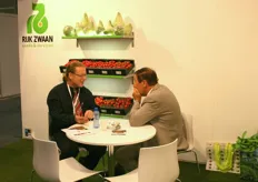 Willem Baljeu in gesprek met een Duitse collega van Rijk Zwaan.