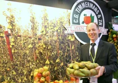 Erik Goedvolk van C.G. Timmermans & Zn promoot de Conference peren. In de supermarkten van Hong Kong is niet één Nederlandse Conference peer te vinden.