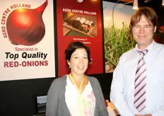 Femke Claassen en Carl van de Wiel van Agro Centre Holland. Er was veel interesse in de rode uien.