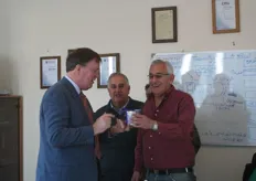 Martin Olde Monnikhof van het ministerie van LNV (links) bedankt Mohsen El-Beltagy (midden) en zijn broer Sherif voor de rondleiding over hun bedrijf.