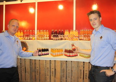 Sander van Eeden en Jan Hennipman tonen de biologische vruchtensappen. Deze zijn met name bedoeld voor catering en horeca en voorlopig verkrijgbaar in de vier beste verkochte smaken (appel/vlierbes, sinaasappel, sinaasappel/aardbei en appelsap)in kleine flesjes.