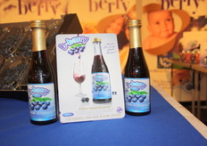 De blauwebessensap doet het erg goed in deze mini champagnefles.