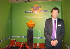 Willem Dijk jr. nodigt iedereen uit te raden hoeveel Filosofo sinaasappelen er in de schaal zitten. Voor de te winnen scooter kunnen we natuurlijk wel een gokje wagen.