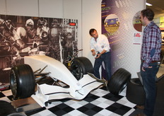 hier wordt elk uur een doos bananen weggegeven voor de snelste pitstop.