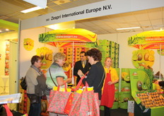 De tassen, bewaardoosjes en andere Zespri gadgets vinden gretig aftrek