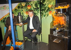 in de stand van citrocasa persmachines