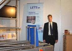 Guustaaf Hoekstra van Lets. Zij leveren oa machines om plastic kratten volgens de juiste eisen te wassen.