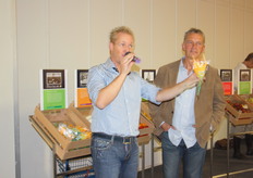 Rudolph geeft ondertussen uitleg over het gebruik van diverse Dutch Specialties. Naast hem Jan van Heijningen van Eminent