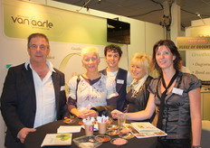 gezelligheid in de stand van Van Aarle, met links Frans en rechts Kelly van Aarle.