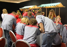 en niet teveel laten zien aan de anderen is de juiste strategie