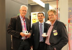 Hans van Dodewaard en Boudewijn van der Wal van Veiling Zaltbommel in gesprek met aardbeienteler Jan Robben.