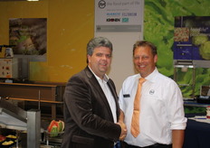 Wim Kleinjan van Fruitypack in de stand bij Hans Vos van JFPT