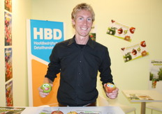 Jelle Oostrom van het Hoofdbedrijfschap Detailhandel. De stickers op de appels vonden gretig aftrek