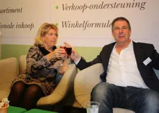 Proost! Lia van Hemert (Veiling Zaltbommel) en Frans van Aarle